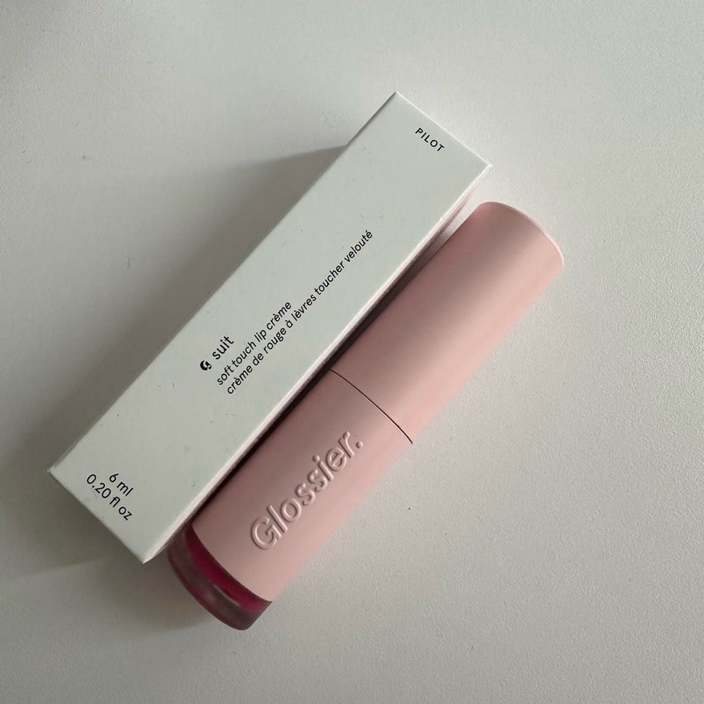 BNIB Glossier G Suit in Pilot